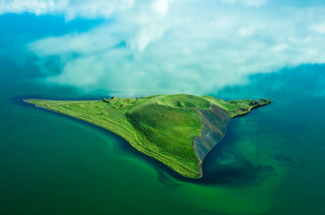 Một hòn đảo ở Lake Mývatn, bắc Iceland